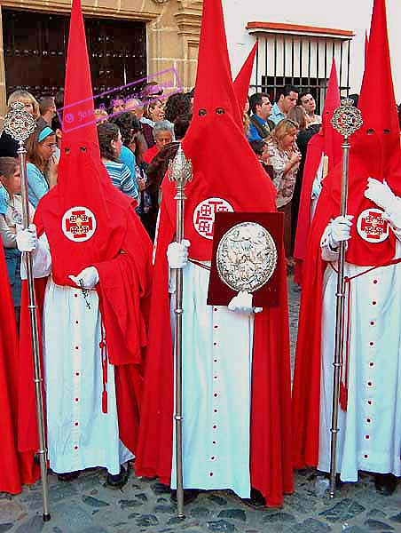 Nazareno portando el Libro de Reglas de la Hermandad de la Cena