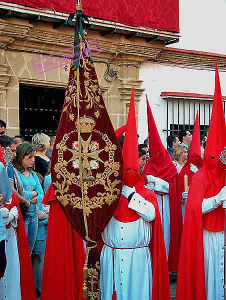 Nazareno que porta el Estandarte de la Hermandad de la Cena 