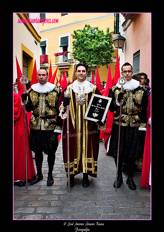 Representación de los Caballeros Veinticuatro de la Ciudad, con el libro de la "Jura de la Paz de 1542", en el cortejo del Paso de Palio de la Hermandad de la Sagrada Cena