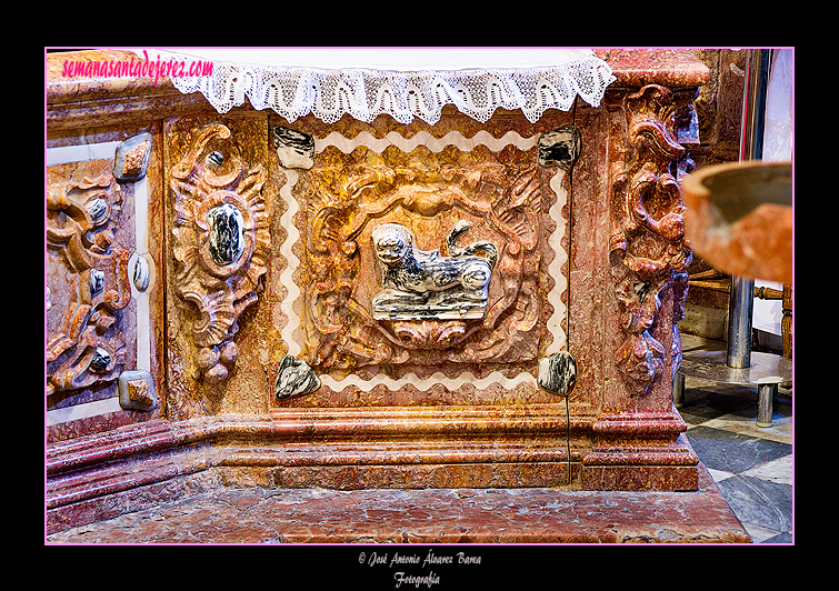 Detalle del comulgatorio de la capilla de Santa María de la Paz (Iglesia de San Marcos)