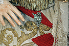 Detalle de los bordados de la saya de salida de Santa María de la Paz