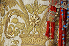 Detalle de los bordados de la saya de salida de Santa María de la Paz