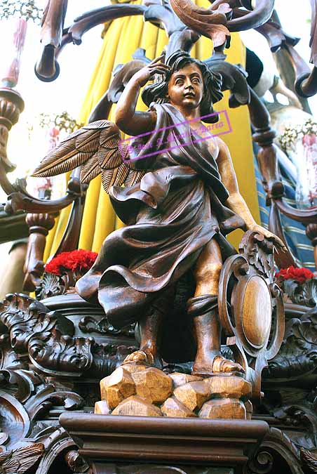 Angel con cartela en una esquina de la canastilla del paso de Nuestro Padre Jesús de las Misericordias