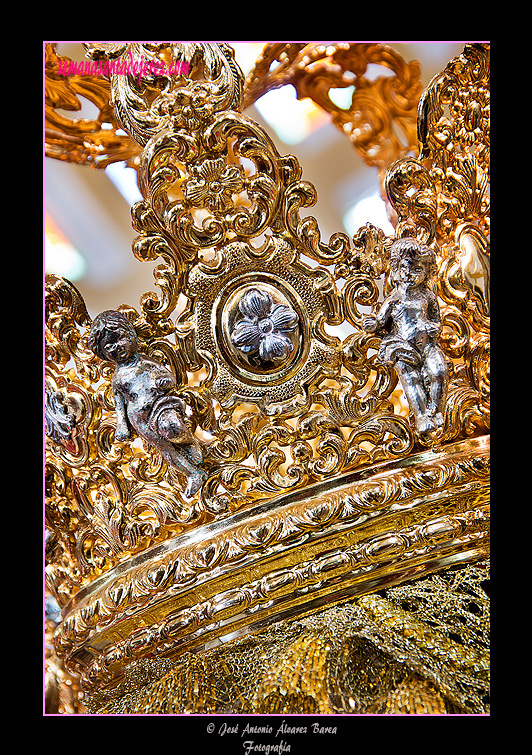Detalle del canasto de la corona de salida de María Santísima de la Candelaria
