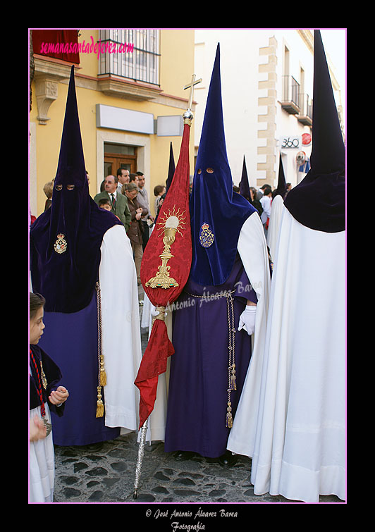 Nazareno portando el Estandarte Sacramental de la Hermandad de la Candelaria