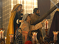 Simón de Cirene y mujeres en la trasera del paso de Misterio de Nuestro Padre Jesús de las Misericordias