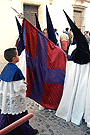 Nazareno portando la Bandera del Señor de la Hermandad de la Candelaria