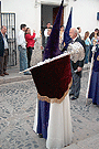 Nazareno con bocina de la Hermandad de la Candelaria