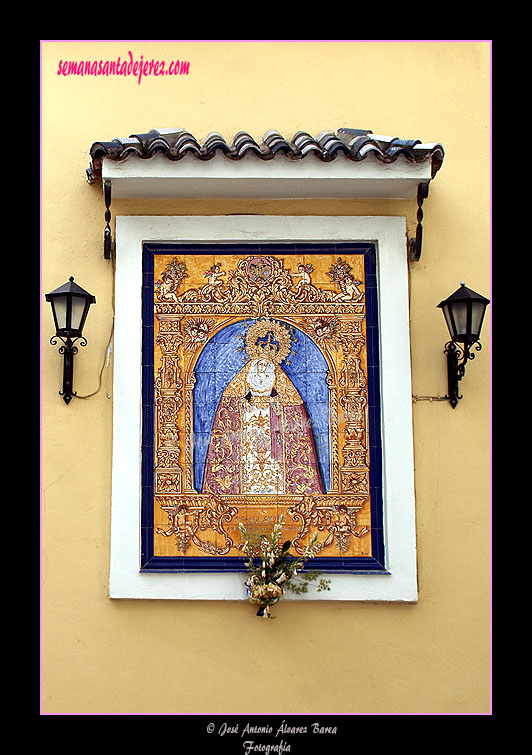 Retablo cerámico de Nuestra Señora del Socorro (Casa Hermandad)