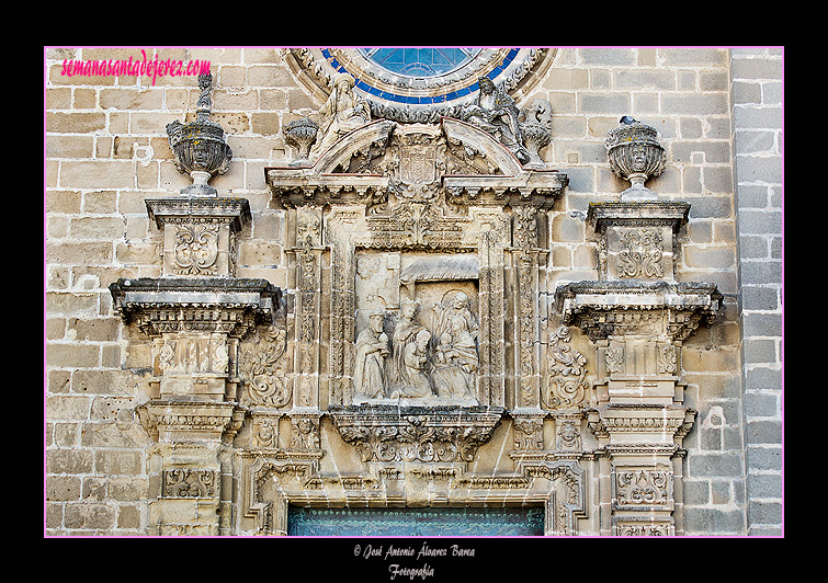 Dintel de la puerta izquierda de la fachada principal de la Santa Iglesia Catedral