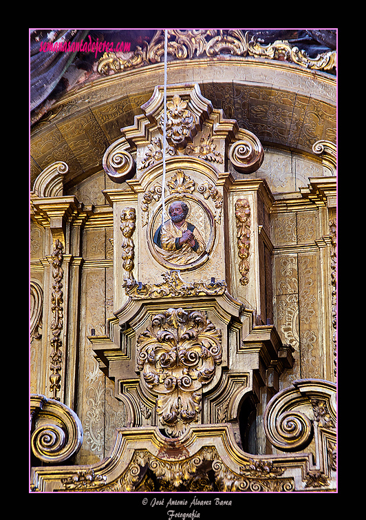 Detalle del ático del retablo del Cristo de la Viga (Santa Iglesia Catedral)