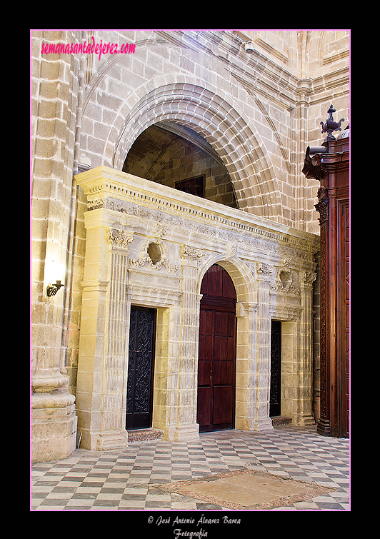 Portada de la Sacristía Pontifical (Santa Iglesia Catedral)