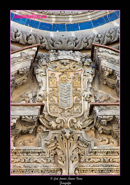 Escudo de Jerez  (Puerta derecha de la fachada principal de la Santa Iglesia Catedral)
