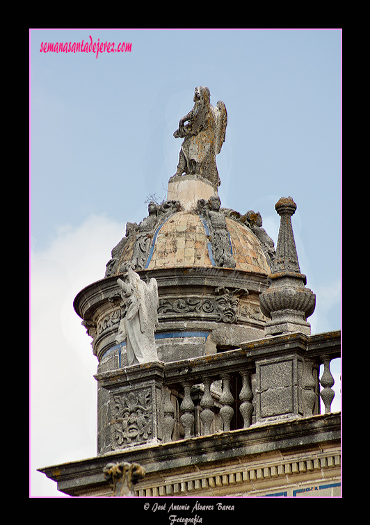 Ángeles y arcángeles (ático de la fachada principal de la Santa Iglesia Catedral)