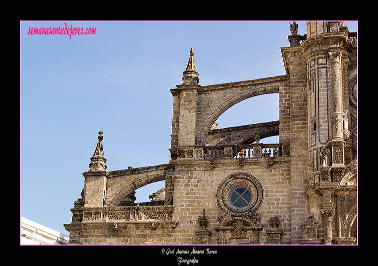 Arbotantes en la portada principal de la Santa Iglesia Catedral