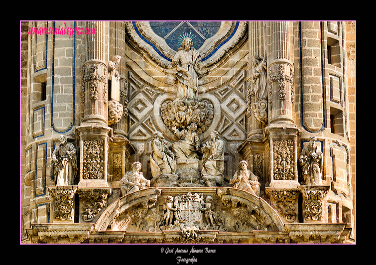 La Transfiguración de Cristo en el monte Tabor, en el cuerpo alto de la portada principal de la Santa Iglesia Catedral