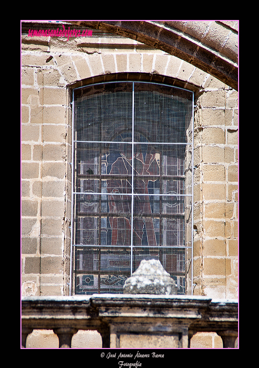 Vista exterior de una vidriera desde la ventana de la escalera Secreta (Santa Iglesia Catedral)