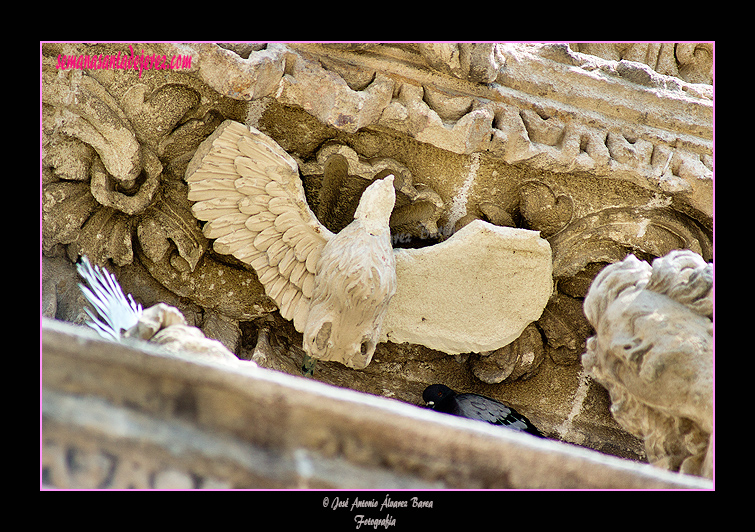 El Espíritu Santo (Portada de la Encarnación de la Santa Iglesia Catedral)