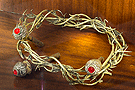 Clavos de hierro con forro de plata con granates del iglo XVII y Corona de espinas de plata sobredorada del siglo XVII (Sala del Tesoro - Museo de la Santa Iglesia Catedral)