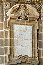 Placa en el lateral izquierdo de la Puerta Principal de la Santa Iglesia Catedral