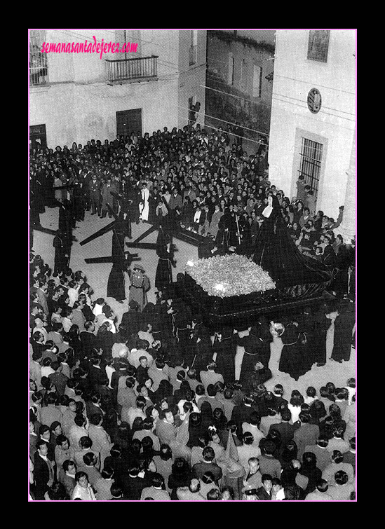 Año 1945. Nuestra Señora del Amor y Sacrificio a las puertas del Templo que los Jesuitas tenían en la Collación de San Marcos. El primer cuadrillero de la Virgen fue D.Francisco Paz Guerrero a quien le siguieron: D.Pablo Porro Guerrero, D.Javier López de Carrizosa....
