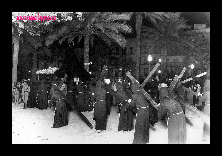Esta foto puede datarse de 1943 con el paso de Nuestra Señora del Amor y Sacrificio escoltado por la Policia Armada (Foto: Manuel Pereiras)