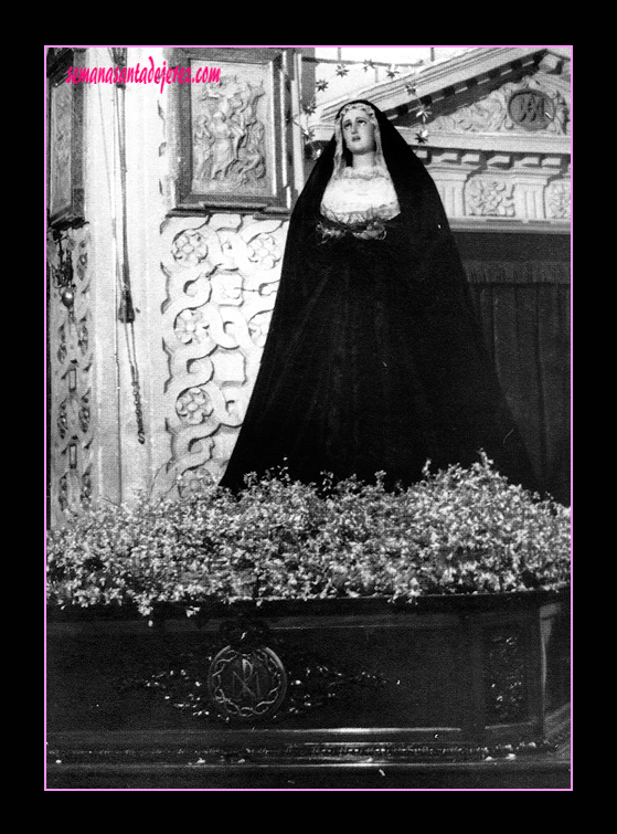 Besamanos a Nuestra Señora del Amor y Sacrificio en la Iglesia de la Compañía de Jesús. La niña con velo nos recuerda los años preconciliares (Foto: Anónima)