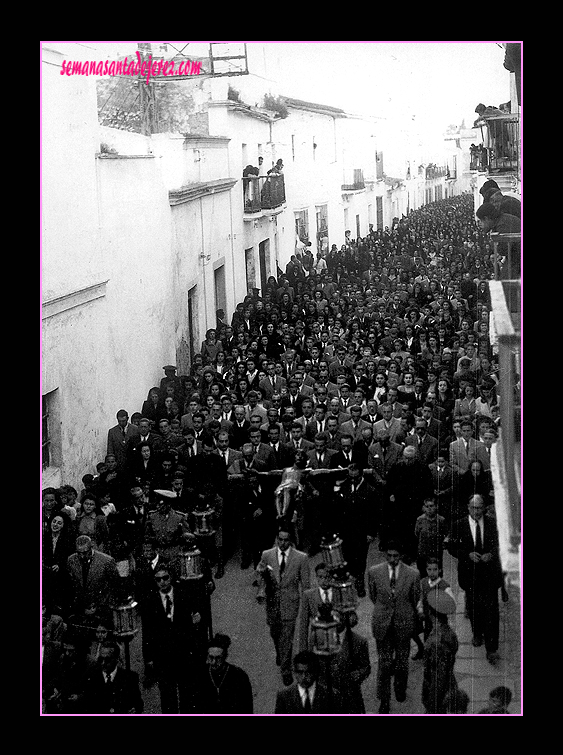 Domingo de Pasión. Via Crucis con el Cristo de la Buena Muerte. Esta imagen en la actualidad preside el presbiterio de la Parroquia de Madre de Dios. En primer plano, de medio cuerpo, el padre Antonio de Víu, SJ (Foto: Anónima)