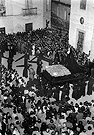 Año 1945. Nuestra Señora del Amor y Sacrificio a las puertas del Templo que los Jesuitas tenían en la Collación de San Marcos. El primer cuadrillero de la Virgen fue D.Francisco Paz Guerrero a quien le siguieron: D.Pablo Porro Guerrero, D.Javier López de Carrizosa....