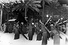 Esta foto puede datarse de 1943 con el paso de Nuestra Señora del Amor y Sacrificio escoltado por la Policia Armada (Foto: Manuel Pereiras)