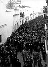 Domingo de Pasión. Via Crucis con el Cristo de la Buena Muerte. Esta imagen en la actualidad preside el presbiterio de la Parroquia de Madre de Dios. En primer plano, de medio cuerpo, el padre Antonio de Víu, SJ (Foto: Anónima)