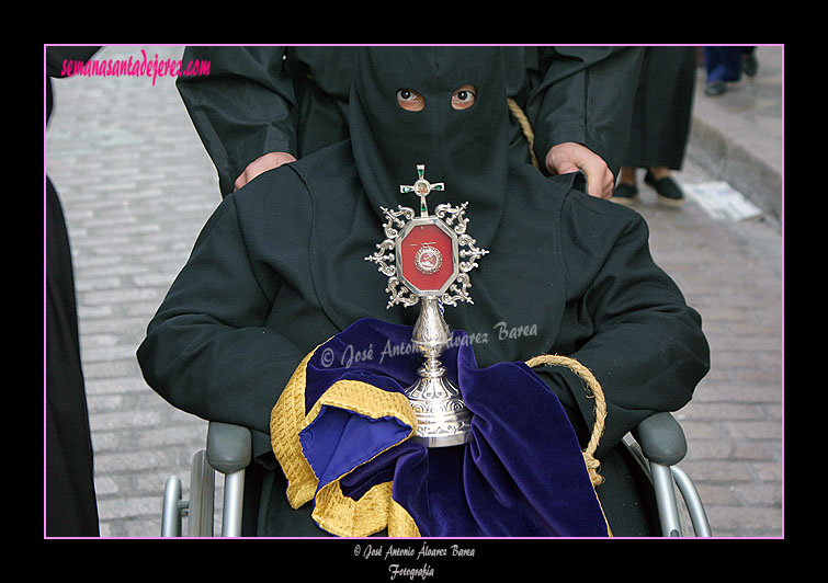 Nazareno portando la Reliquia del Cardenal Marcelo Spínola de la Hermandad de Nuestra Señora de Amor y Sacrificio