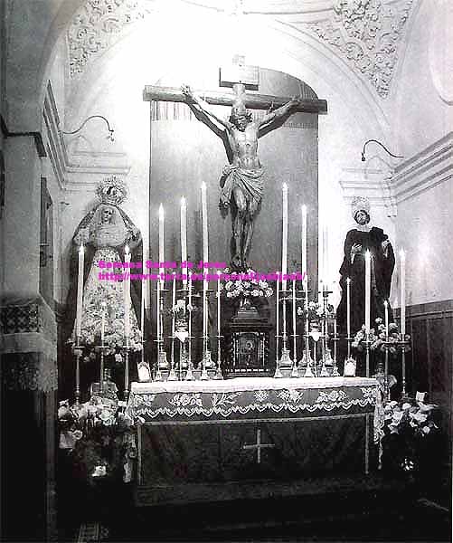 Impresionante estampa del Stmo.Cristo de la Defensión a su paso por la calle Consistorio a la altura del Ayuntamiento