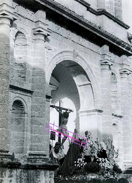 A finales de los 70, el paso del Cristo del Amor sin Nuestra Señora de los Remedios, que procesionaba en su paso de palio; en su lugar la Santísima Virgen de Gracia