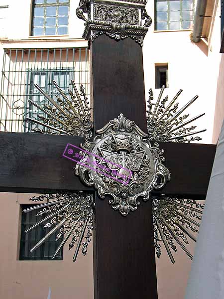 Cruceta trasera de la Cruz de Guía de la Hermandad del Cristo del Amor 