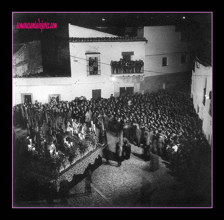 Años sesenta. El Señor de las Penas en el paso anterior al que hoy posee en la plaza de San Mateo. La recogida siempre es multitudinaria.(Foto: Manuel Pereiras). 