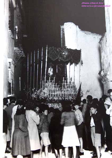 El palio del Desconsuelo por la calle Cabezas... La expectación queda repartida entre el paso y la cámara; el ambiente es de los años cincuenta (Foto: Manuel Pereiras).