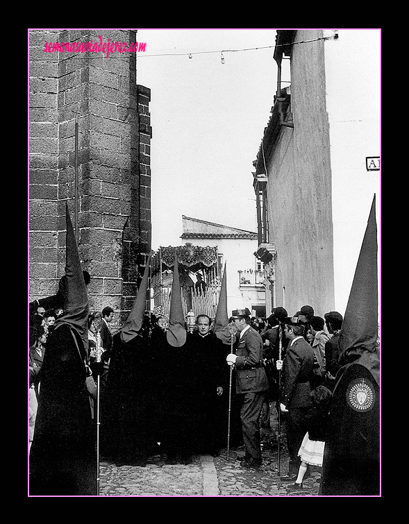 Años 70. Maria Santisima del Desconsuelo en su maravilloso paso de palio por la calle Almendrillo. En la foto el Reverendo Don Guillermo Camacho Negreira, por aquél entonces Párroco de San Mateo (Foto: Diego Romero).