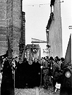 Años 70. Maria Santisima del Desconsuelo en su maravilloso paso de palio por la calle Almendrillo. En la foto el Reverendo Don Guillermo Camacho Negreira, por aquél entonces Párroco de San Mateo (Foto: Diego Romero)