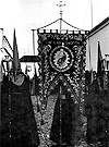 Años 70 del siglo XX. El antiguo Simpecado de la Hermandad del Desconsuelo a su salida el Martes Santo por calle Almendrillo (Foto: Anónimo)