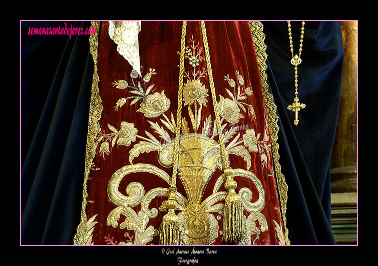 Detalle de los bordados de la saya de María Santísima del Desconsuelo