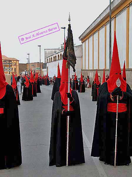 Nazareno que porta el Mediatrix de la Hermandad del Desconsuelo 