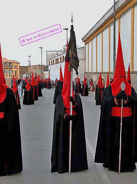 Nazareno que porta el Mediatrix de la Hermandad del Desconsuelo 