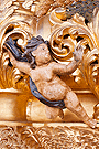 Uno de los angelitos que rodean al medallón del lateral izquierdo de la canastilla del Paso de Misterio de Nuestro Padre y Señor de las Penas