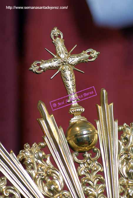Cruz que remata la diadema de María Santísima de Penas y Lágrimas
