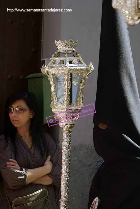 Farol que acompaña a la Cruz de Guía de la Hermandad de Santa Marta