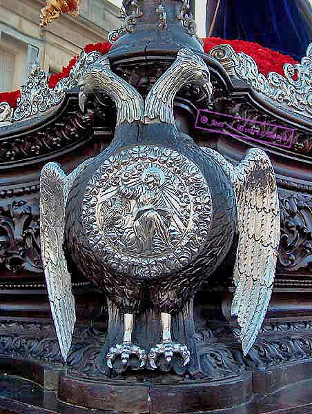Aguila bic&eacute;fala de las esquinas de la canastilla del paso de Nuestro Padre Jes&uacute;s de la Salud en sus Tres Ca&iacute;das 