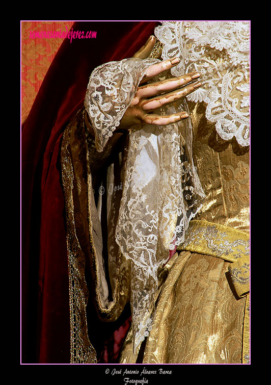 Pañuelo en la mano derecha de María Santísima de los Dolores