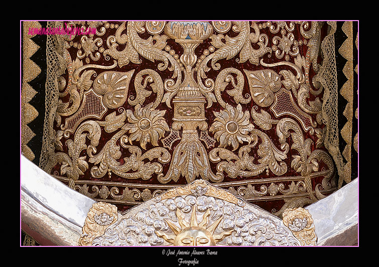 Detalle de los bordados de la saya de salida de María Santísima de los Dolores