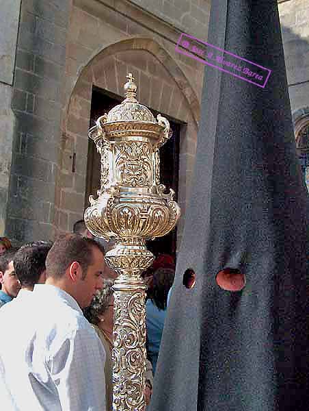 Pértiga del nazareno que porta el Libro de Reglas de la Hermandad de las Tres Caídas